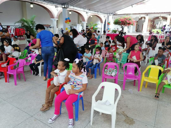 Colorido, golosinas payasos alegrìa y regalos en la fiesta del Dìa de Reyes en la sede del Codia