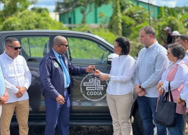 Presidente del CODIA entrega vehículo a Delegación Hermanas Mirabal para fortalecer labores en la provincia